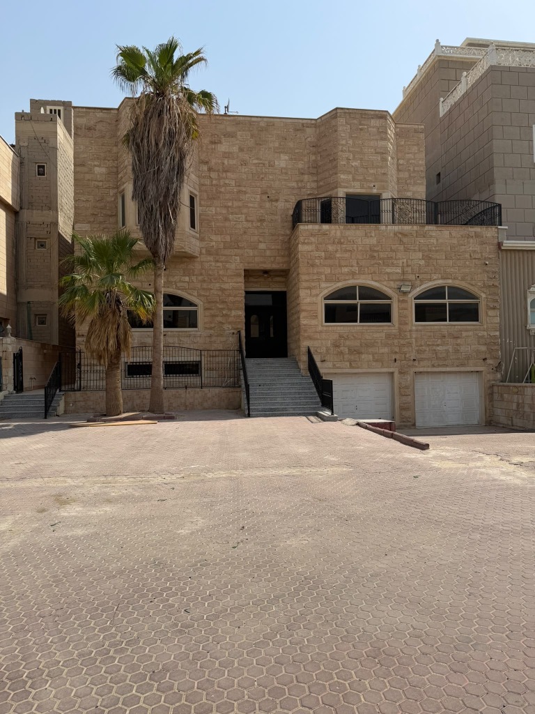 بيت  للبيع في مبارك الكبير